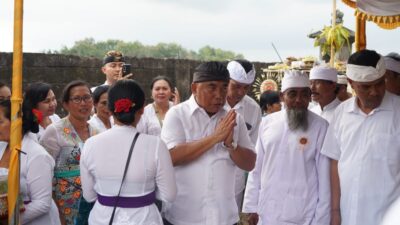 Bupati Jembrana Hadiri Ngaben Kolektif Di Banjar Kaliakah