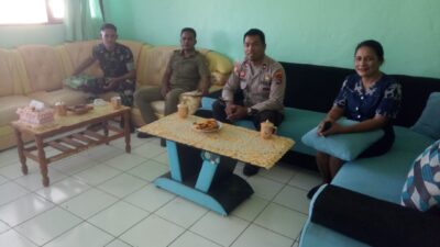 Babinsa Serda Armando Pantau Ujian Akhir Sekolah Kelas 9 SMP Negeri 1 Haharu