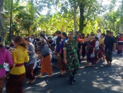 Babinsa Kodim Bangli Kawal Jalanya Prosesi Upacara Ngaben Agar Berjalan Aman dan Lancar