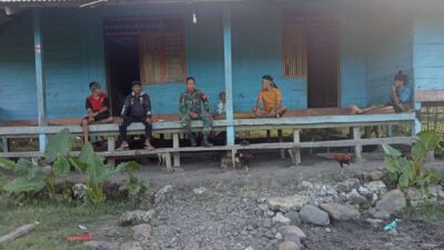 Hari Libur Dimanfaatkan Oleh Babinsa Untuk Melakukan Komsos Bersama Warga Di Desa Binaan