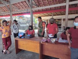 Wujudkan Balita Sehat Babinsa Koramil 1626-03/Tembuku Dampingi Petugas Berikan Layanan Posyandu