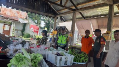 Babinsa Turun Langsung Monitoring Aktivitas Warga di Pasar Tradisional