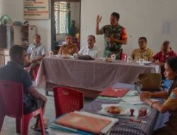 Babinsa Hadiri Rapat Koordinasi Pembangunan Ruang Kelas Baru Di SD Taimanu.