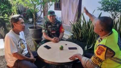 Membahas Keamanan Dan Kenyamanan Lingkungan, Babinsa Komsos Bersama Tokoh Adat Di Wilayah Binaan