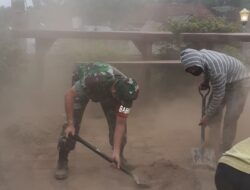 Babinsa Bayunggede Bersama Warga Lakukan Kerja Bakti Bersihkan Lingkungan Desa