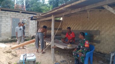Kebersamaan Babinsa Koptu Mukmin, Gotong Royong Bangun Rumah Warga