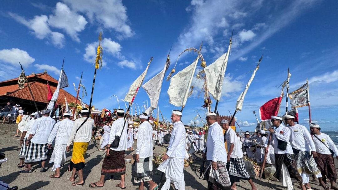 Di Bawah Teriknya Matahari, Ribuan Umat Ikuti Prosesi Sakral Melasti di Pantai Batu Bolong Canggu