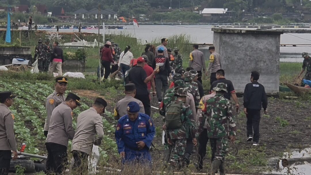 Sinergi Pemerintah, TNI-Polri dan ASN: Bupati Bangli Pimpin Aksi Bersih-Bersih Dermaga Kintamani Demi Menjaga Keindahan dan Kelestarian Kawasan Wisata
