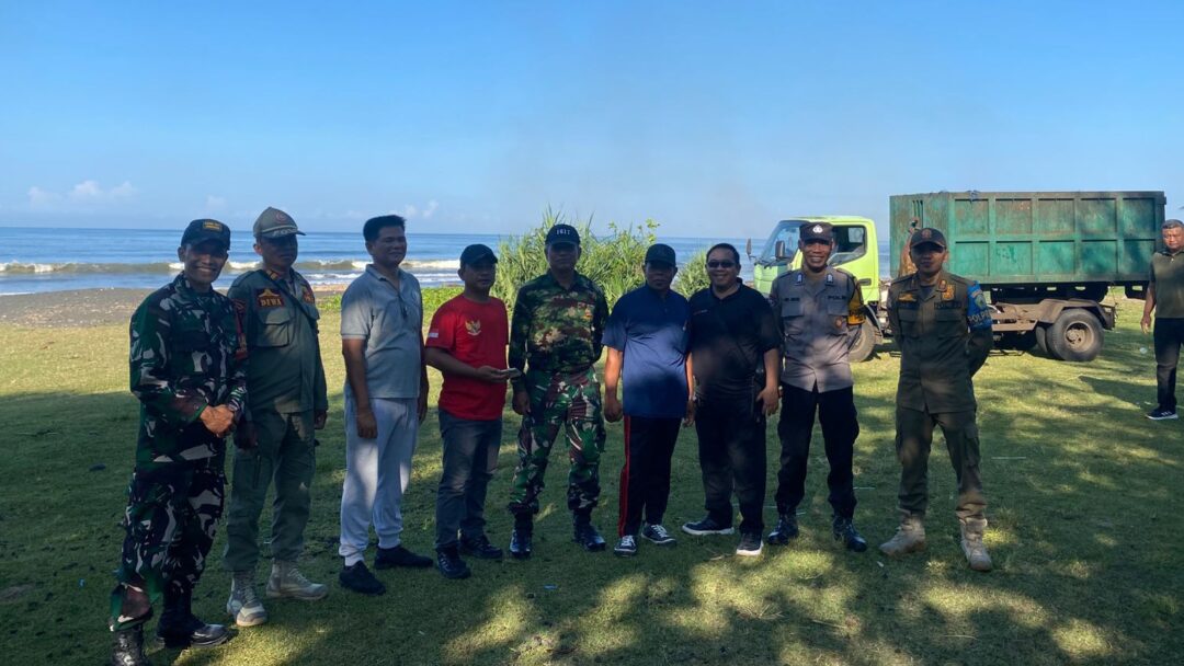 Ratusan Warga dan Pelajar Tumpah Ruah Bersihkan Pantai Yeh Sumbul, Konten Kreator Viral Pak Rete Turut Hadir