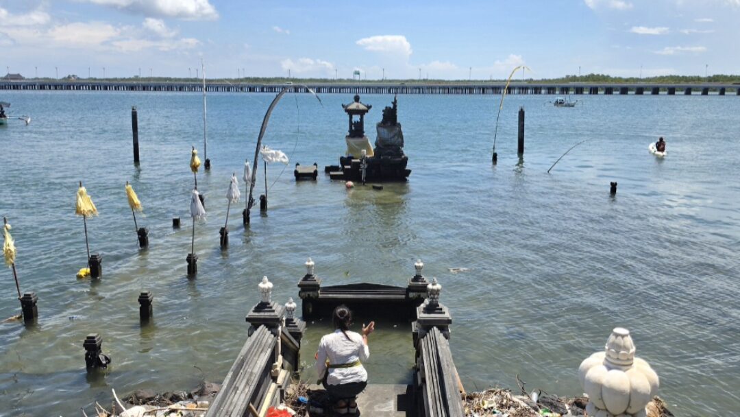 Ketulusan di Tengah Keindahan Laut Benoa, Polwan Polres Bangli Bersihkan Tangga Pura Kiak Kiak dan Laksanakan Persembahyangan Banyupinaruh