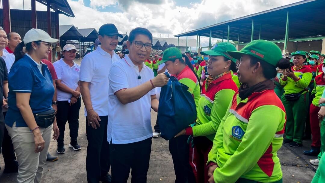 Bupati Badung Serahkan 1.000 Paket Sembako untuk “Pahlawan” Kebersihan