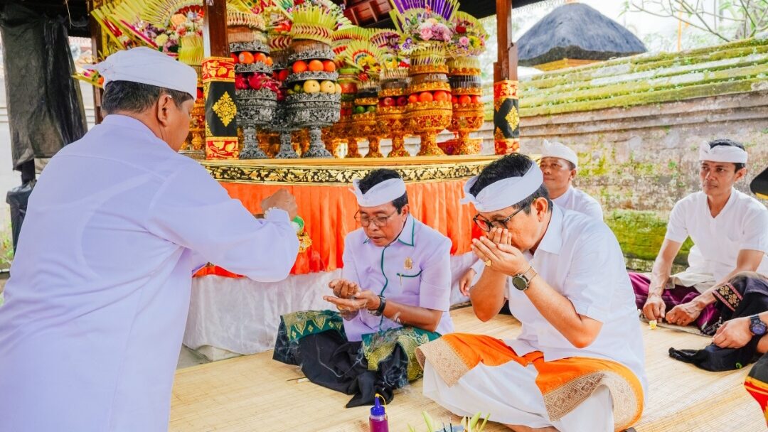 Bupati Adi Arnawa Hadiri Melaspas Pura Dalem Gede Abianbase, Salurkan Bantuan Kebencanaan Rp 460 Juta
