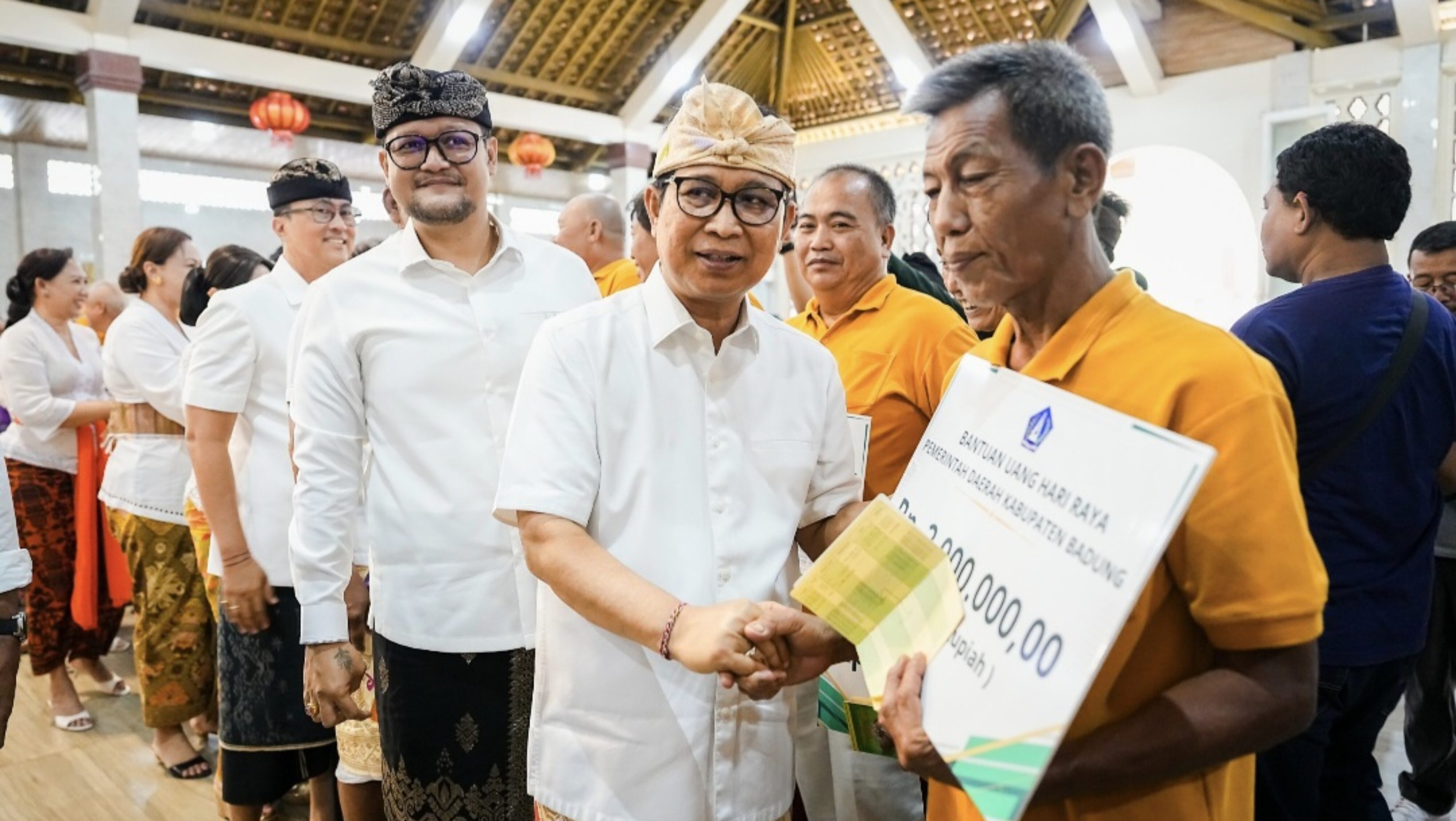 Bupati dan Wabup Badung Gaungkan Moderasi Beragama, Salurkan Bansos Waisak untuk Umat Buddha di Kuta