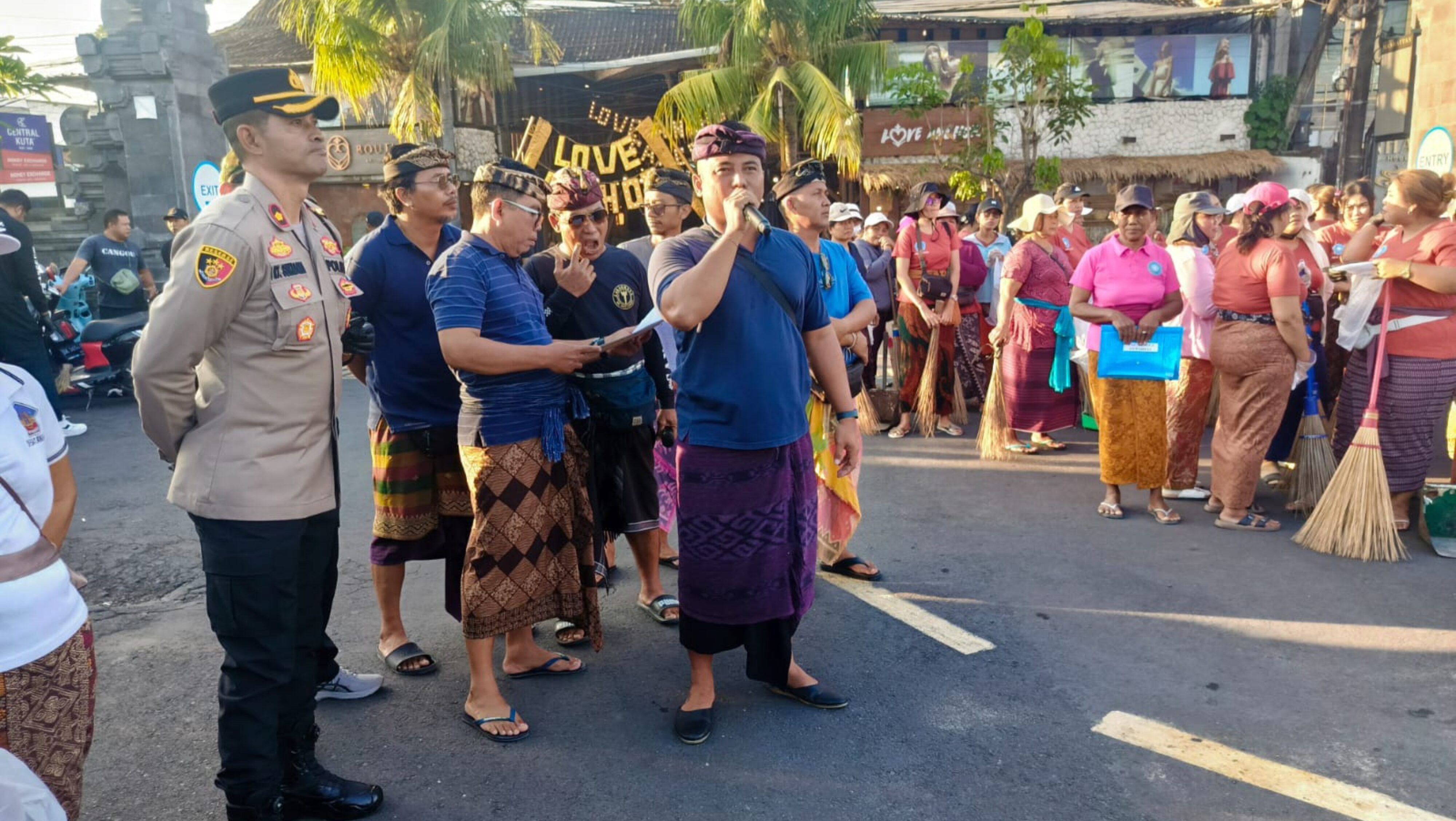 Kapolsek Kuta Utara Pimpin Aksi Bersih-Bersih di Canggu, Ratusan Warga dan Pelaku Usaha Bersatu Jaga Kebersihan Kawasan Wisata