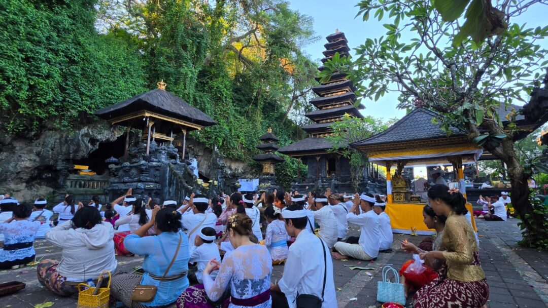 Ribuan Umat Memadati Pura Goa Lawah Saat Galungan, Wujud Bhakti dan Pelestarian Warisan Spiritual Bali