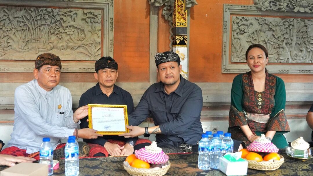 Wabup Bagus Alit Sucipta Serahkan Penghargaan Tertib Administrasi Akta Kematian, Wujudkan Pelayanan Kependudukan yang Cepat dan Humanis