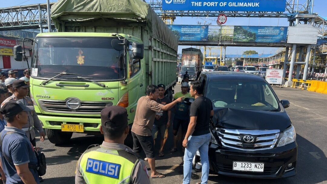 Sopir Truk dan Travel Baku Hantam di Pelabuhan Gilimanuk