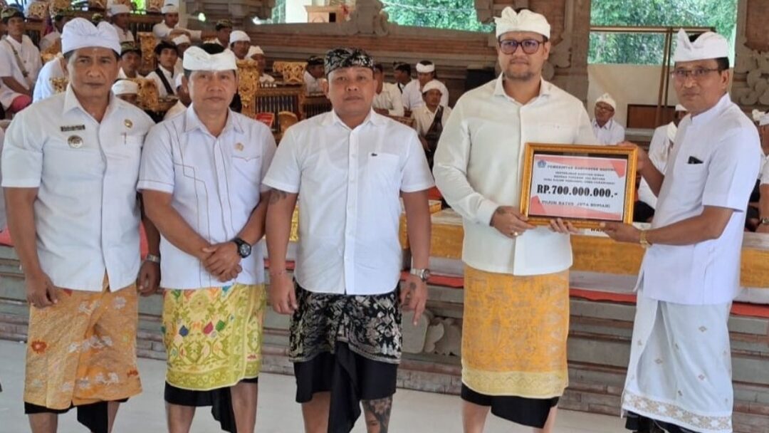 Wabup Bagus Alit Sucipta Hadiri Upacara Ngeratep Tapakan di Pura Dalem Bebalang, Serahkan Hibah Rp700 Juta