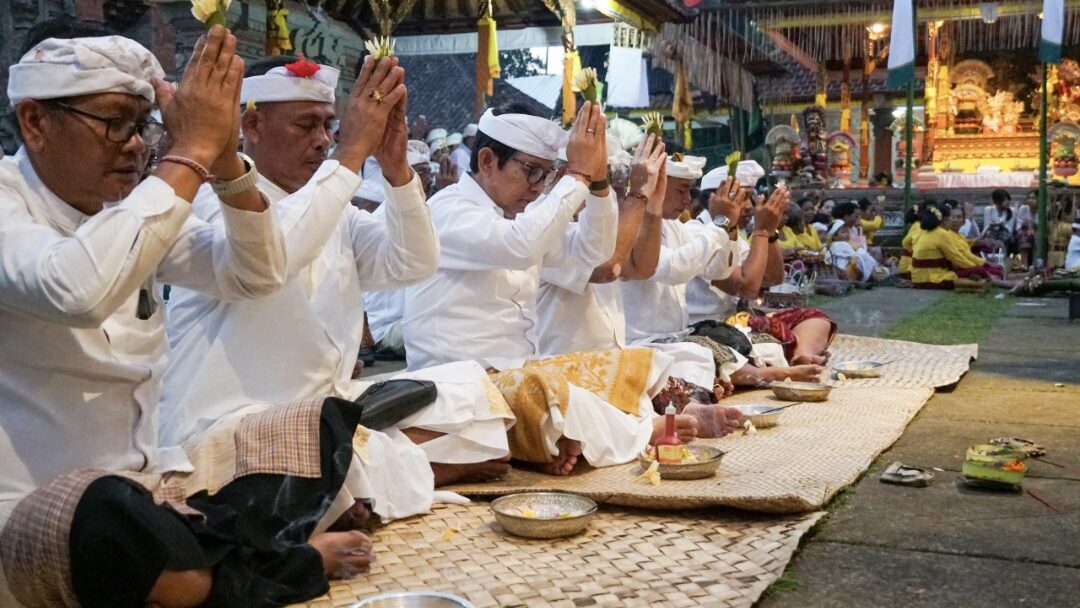 Ngupasaksi Piodalan di Pura Dalem Puri Bongkasa, Bupati Adi Arnawa Tegaskan Komitmen Pelestarian Adat dan Pendidikan Gratis