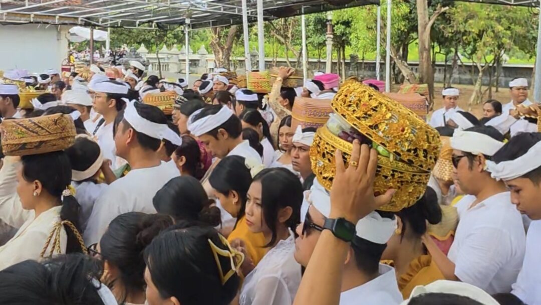 Ribuan Pemedek Padati Pura Sakenan Saat Hari Suci Kuningan, Pecalang Desa Adat Pemogan Sigap Jaga Ketertiban Persembahyangan