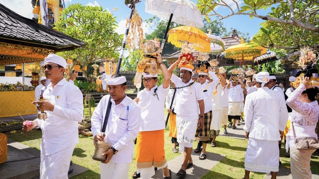 Purnama Kasa, Bupati Adi Arnawa Pimpin Persembahyangan Karya Nyatur Rebah di Pura Lingga Bhuwana Puspem Badung