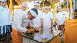 Bupati Adi Arnawa Hadiri Karya Ngenteg Linggih di Pura Dalem Desa Adat Ambengan, Serahkan Hibah Rp1,9 Miliar untuk Dukung Pelestarian Adat dan Budaya