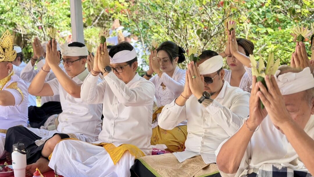 Bupati Adi Arnawa dan Wabup Bagus Alit Hadiri Tawur Balik Sumpah Agung di Pura Luhur Uluwatu, Tegaskan Komitmen Lestarikan Adat, Agama, dan Budaya