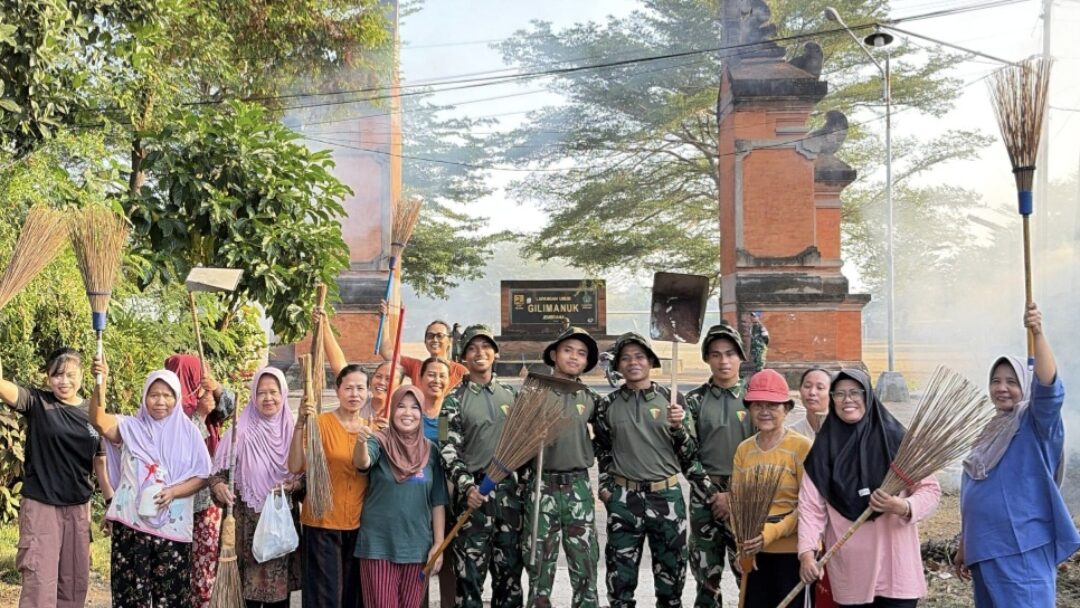 Perkuat Kemanunggalan TNI dan Rakyat, Prajurit Yonif TP 928/Brata Sena Yudha Gotong Royong Bersihkan Lingkungan Gilimanuk