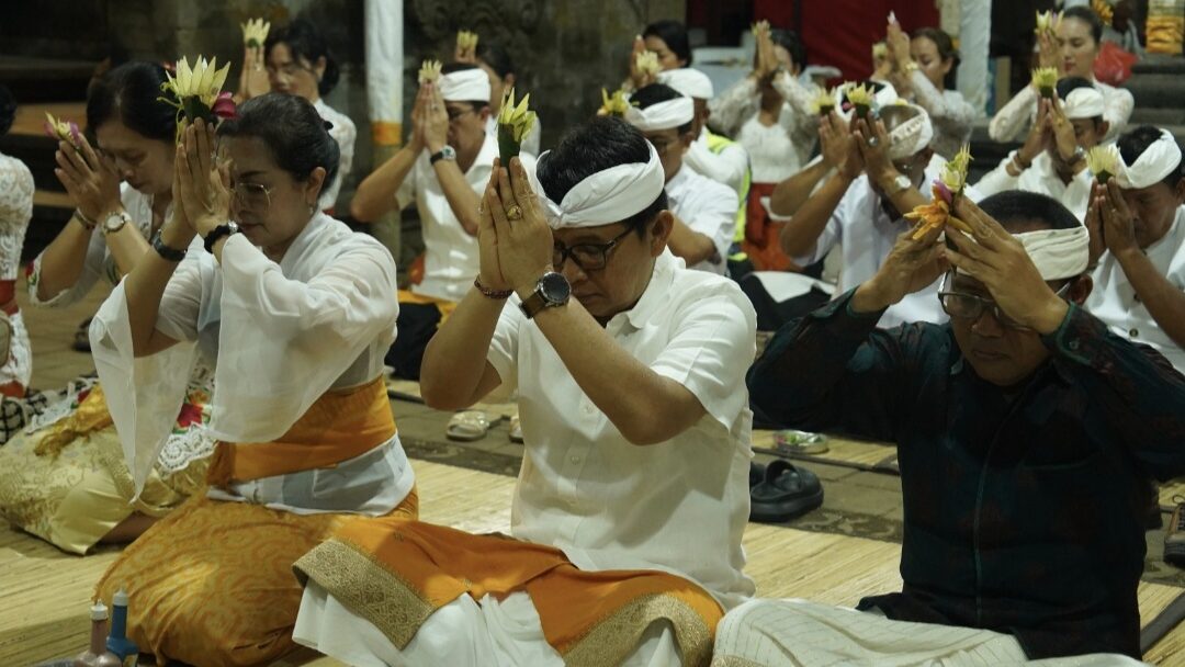 Hadiri Karya Ngusaba Desa Adat Sempidi, Bupati Adi Arnawa Serahkan Hibah Rp1,9 Miliar dan Tandatangani Prasasti Karya
