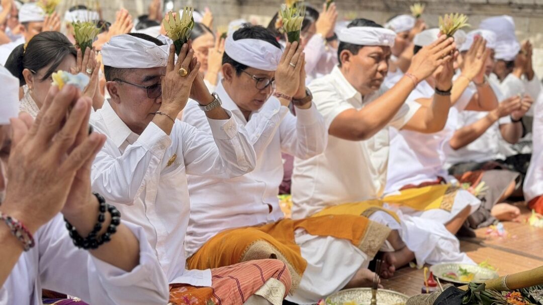 Bupati Adi Arnawa Ikuti Prosesi Mulang Pekelem di Puncak Karya Pura Luhur Uluwatu, Wujud Bhakti dan Harmoni Jagat