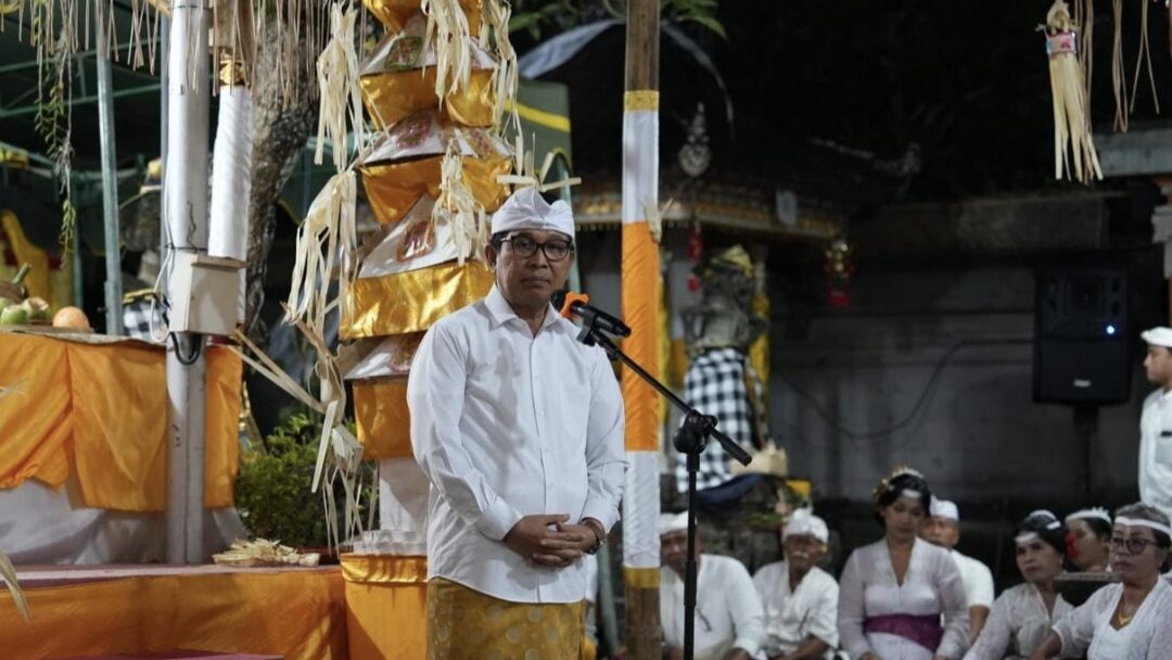 Bupati Adi Arnawa Hadiri Puncak Piodalan Padudusan Agung di Desa Adat Sibanggede, Ajak Krama Jaga Adat dan Dukung Pembangunan Daerah