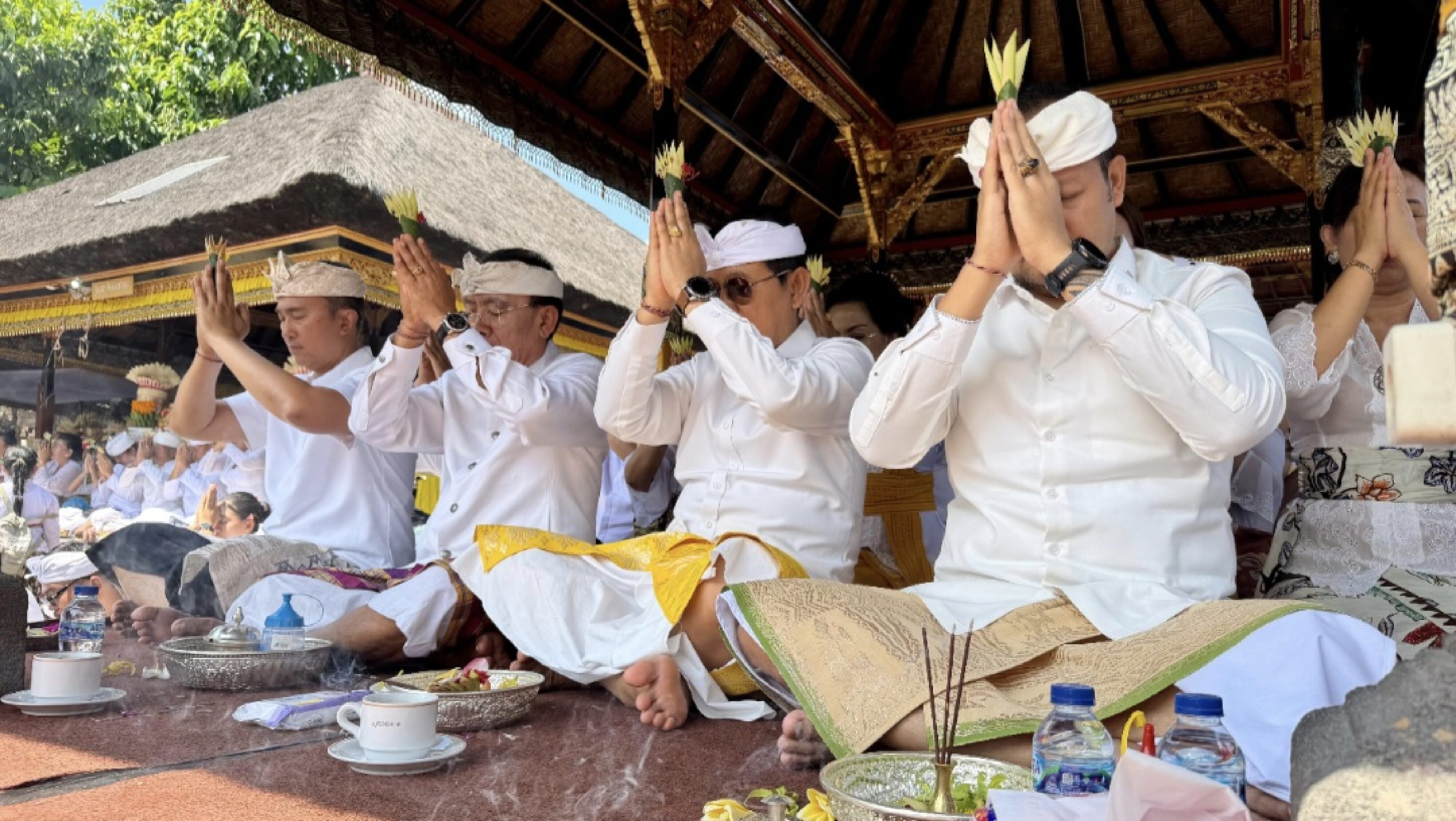 Bhakti Penganyar di Pura Mandara Giri Semeru Agung, Bupati Adi Arnawa Ajak Perkuat Sradha, Gotong Royong, dan Persaudaraan Umat Hindu