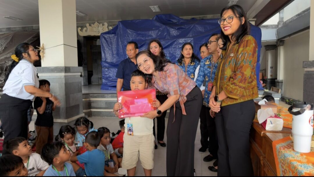 Bunda PAUD Badung Tanamkan Kepedulian Lingkungan Sejak Dini Lewat Dongeng Edukatif di TK Kuncup Mekar