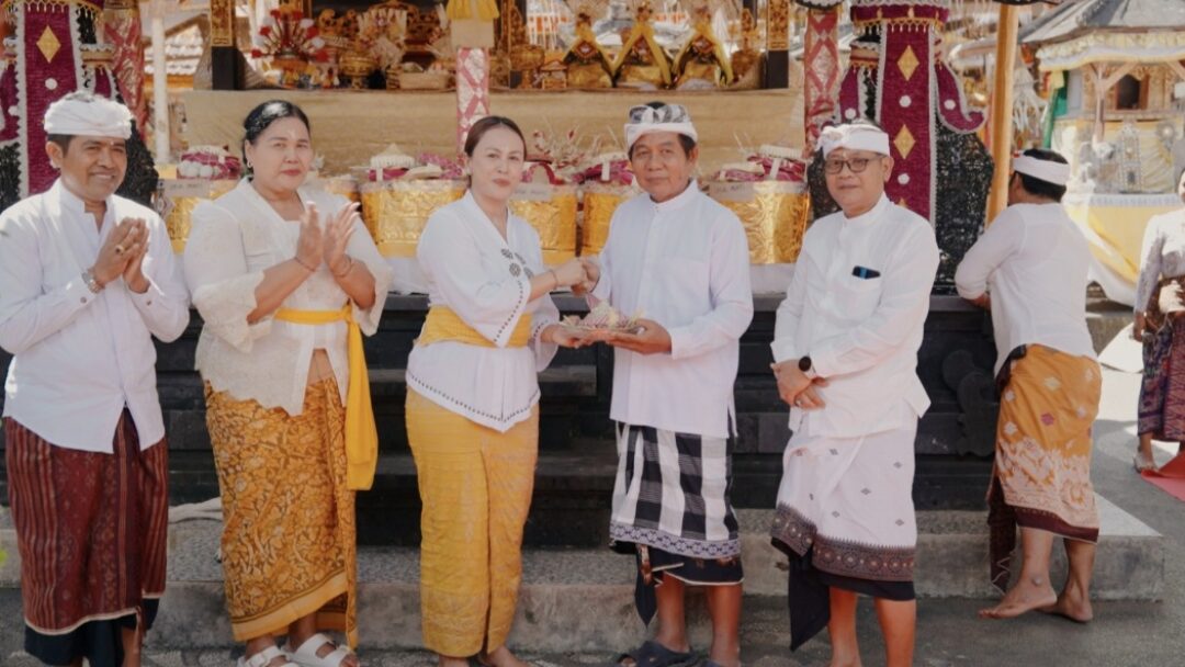 Ketua WHDI Badung Hadiri Karya Melaspas Pura Gunung Sari, Wujud Komitmen Lestarikan Adat, Agama, dan Budaya