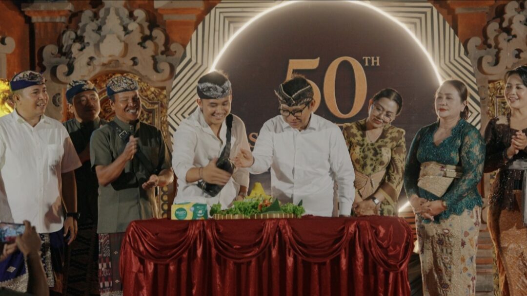 Bupati Adi Arnawa Hadiri HUT Ke-50 ST Adnya Putra, Serahkan Dana Kreativitas Pemuda Rp20 Juta