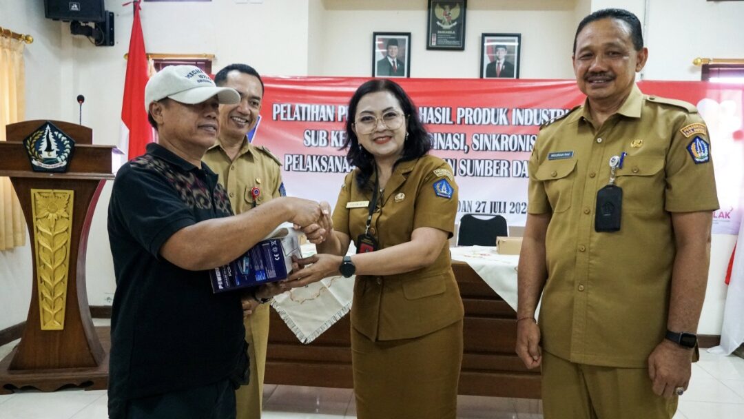 Ketua Dekranasda Badung Buka Pelatihan Pengemasan Produk Industri Pangan, Serahkan Bantuan Alat Pengemasan untuk Pelaku IKM