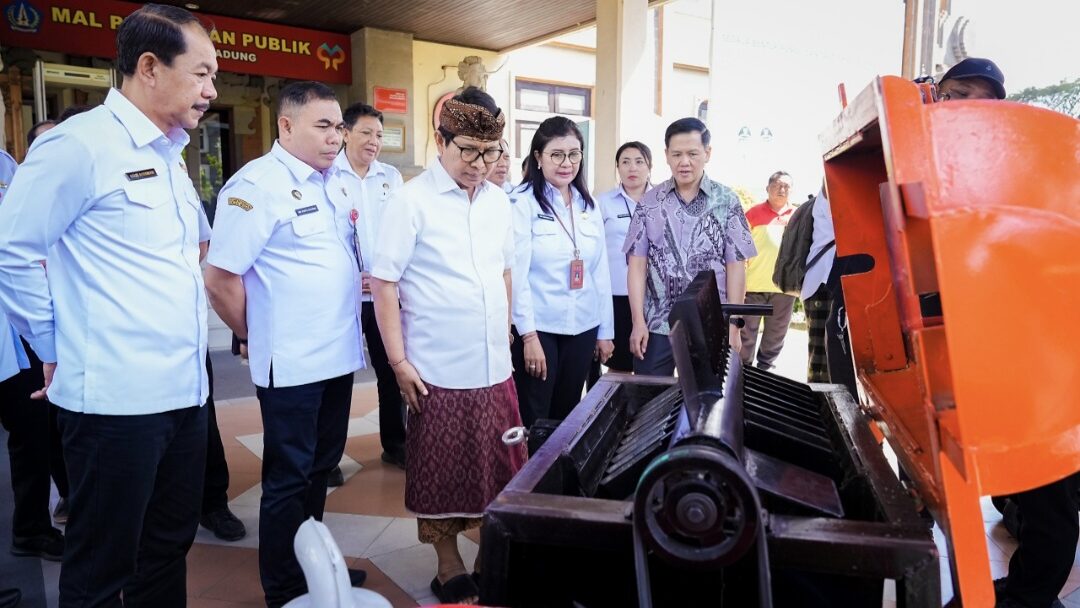 Bupati Adi Arnawa Apresiasi Bantuan Dua Unit Mesin Pencacah Sampah Organik dari The Apurva Kempinski Bali