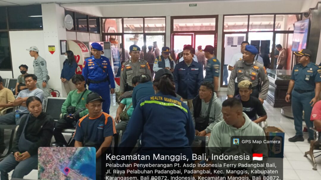 KMP Putri Yasmin Terbakar di Selat Lombok, 35 Penumpang Dievakuasi Kembali ke Padang Bai