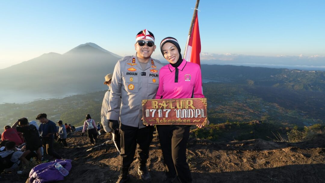 Merah Putih Berkibar di Puncak Batur, Kapolres Bangli dan Bhayangkari Mendaki Sejak Subuh