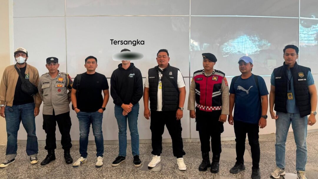 Hendak Terbang Pulang, WNA Australia Pelaku Aksi Asusila Viral di Berawa Diamankan Polres Badung-Imigrasi