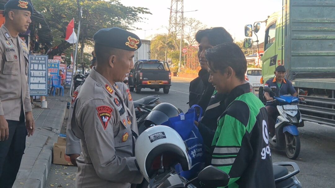 Sambut HUT ke-81 RI, Brimob Polda Bali Berbagi Sembako untuk Ojol di Gilimanuk