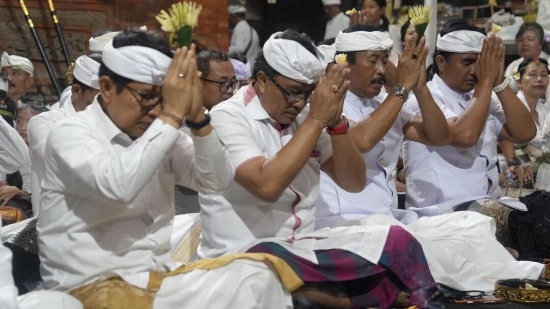 Hadiri Karya Piodalan di Pura Arya Wang Bang Pinatih, Bupati Adi Arnawa Dorong Pelestarian Tradisi dan Peningkatan SDM