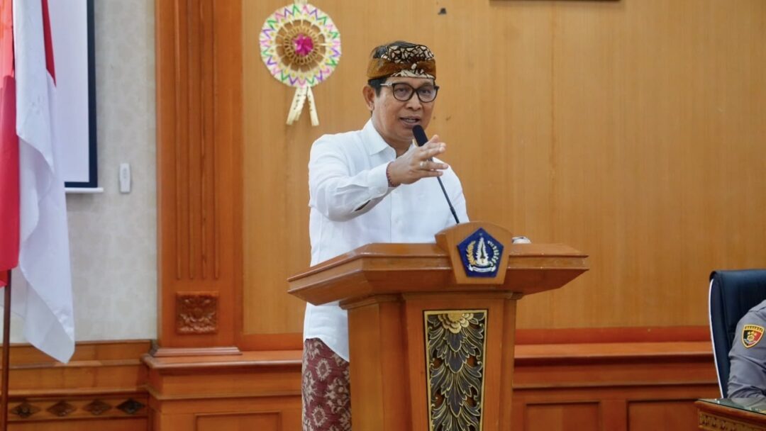 Bupati Adi Arnawa Buka Bimtek Kaling dan Kelian Banjar Dinas, Perkuat Pelayanan Masyarakat di Kuta Utara