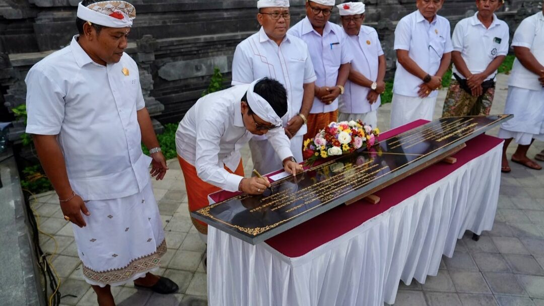 Bupati Adi Arnawa Hadiri Karya Agung di Pura Segara Bengiat, Tandatangani Prasasti Pura
