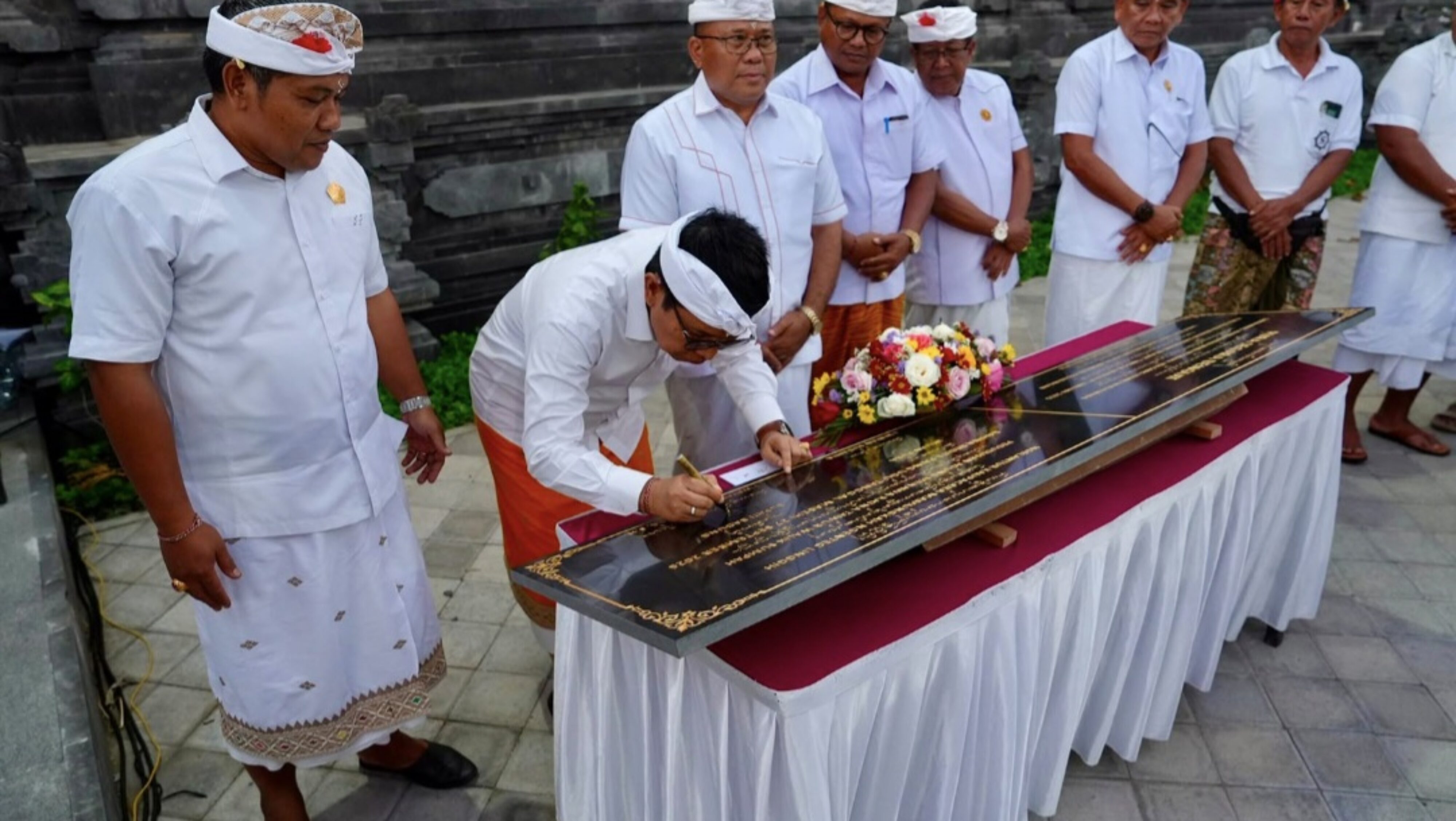 Bupati Adi Arnawa Hadiri Karya Agung di Pura Segara Bengiat, Tandatangani Prasasti Pura