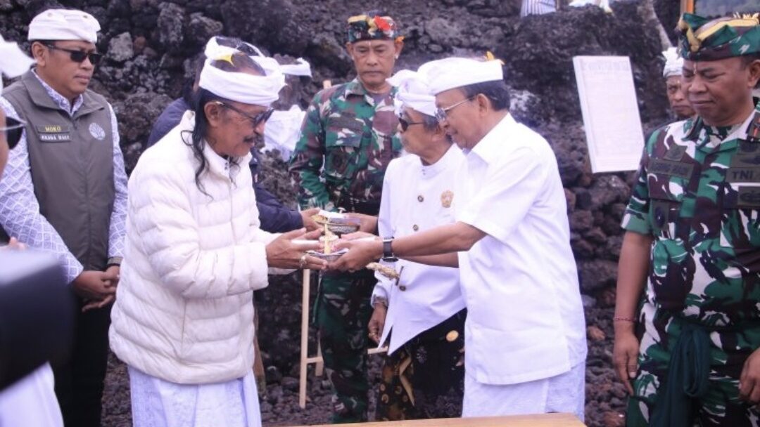 Gubernur Koster Ikuti Persembahyangan Upacara Melaspas Purwa Mandala Pura Ulun Danu Batur dan Desa Adat Batur dalam rangka Paiketan Karya 100 Tahun (1926-2026) Rarud Desa Adat Batur
