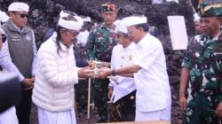 Gubernur Koster Ikuti Persembahyangan Upacara Melaspas Purwa Mandala Pura Ulun Danu Batur dan Desa Adat Batur dalam rangka Paiketan Karya 100 Tahun (1926-2026) Rarud Desa Adat Batur