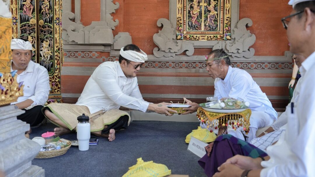 Saksikan Pediksan Sulinggih di Denkayu, Wabup Bagus Alit Sucipta Tegaskan Komitmen Jaga Adat dan Budaya