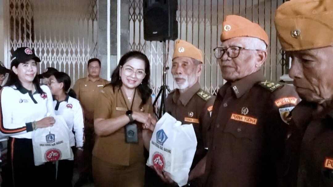 K3S Badung Serahkan Bingkisan Sembako kepada 113 Veteran di Mengwi