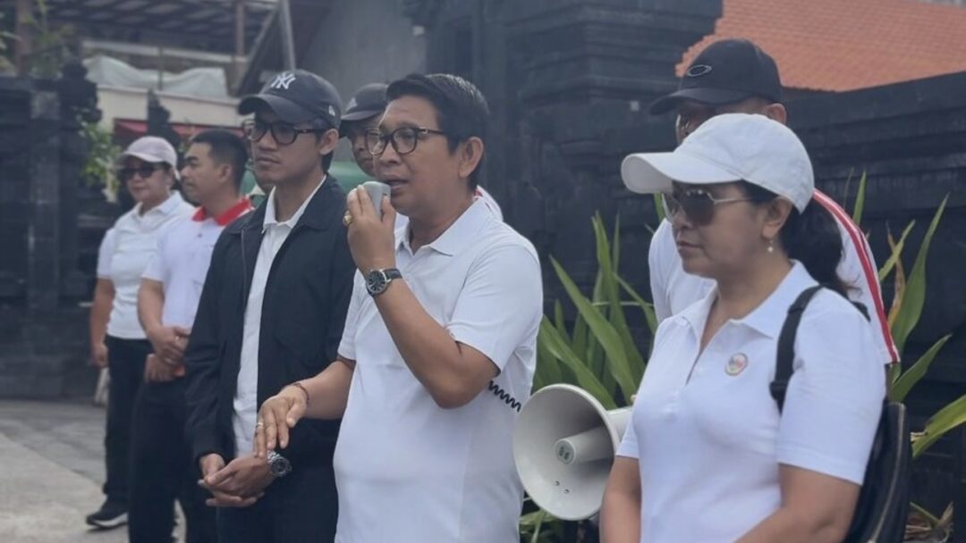 Jaga Lingkungan Canggu, Bupati Adi Arnawa Pimpin Penanaman Pohon di Jalan Batu Mejan